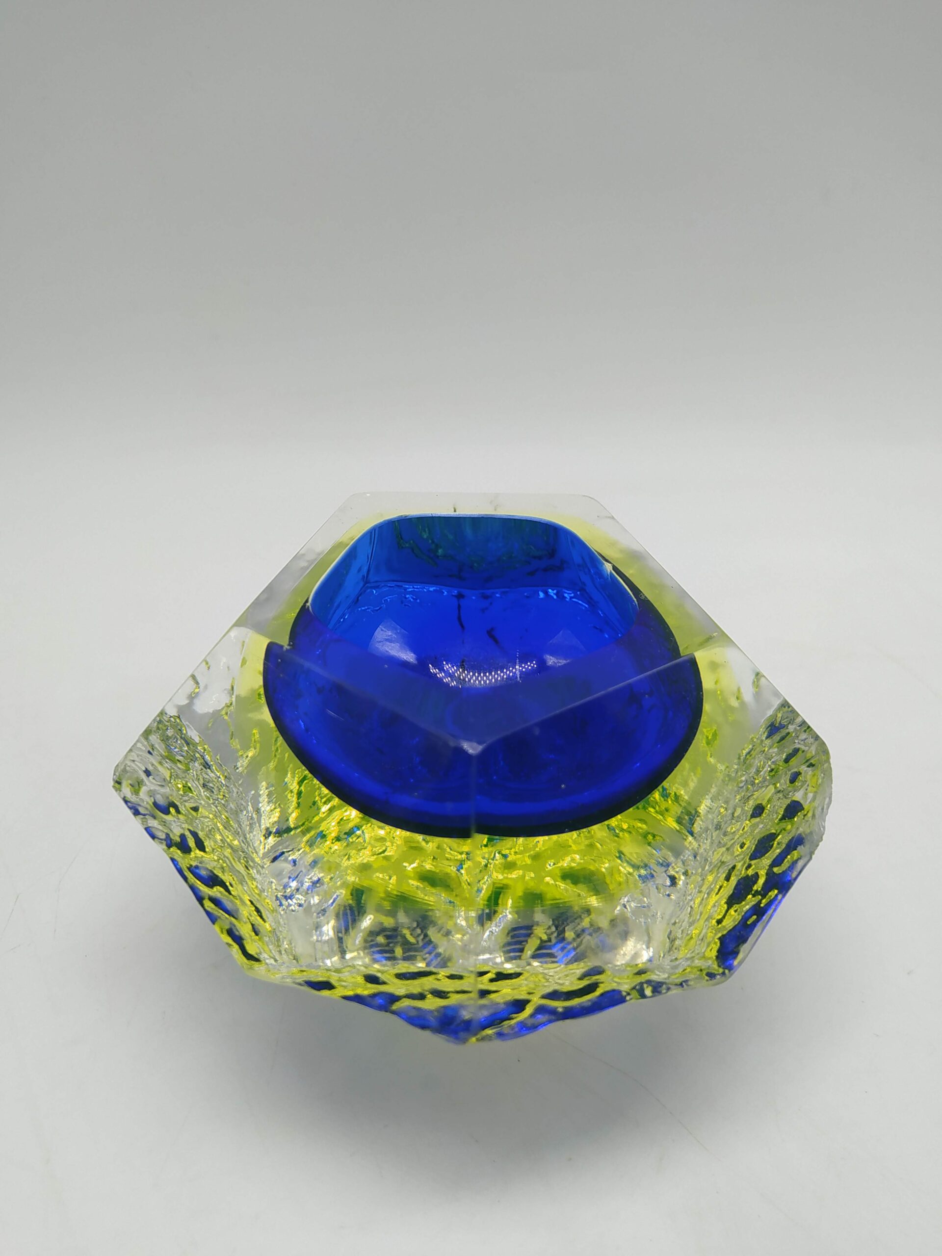 Posacenere blu e giallo
