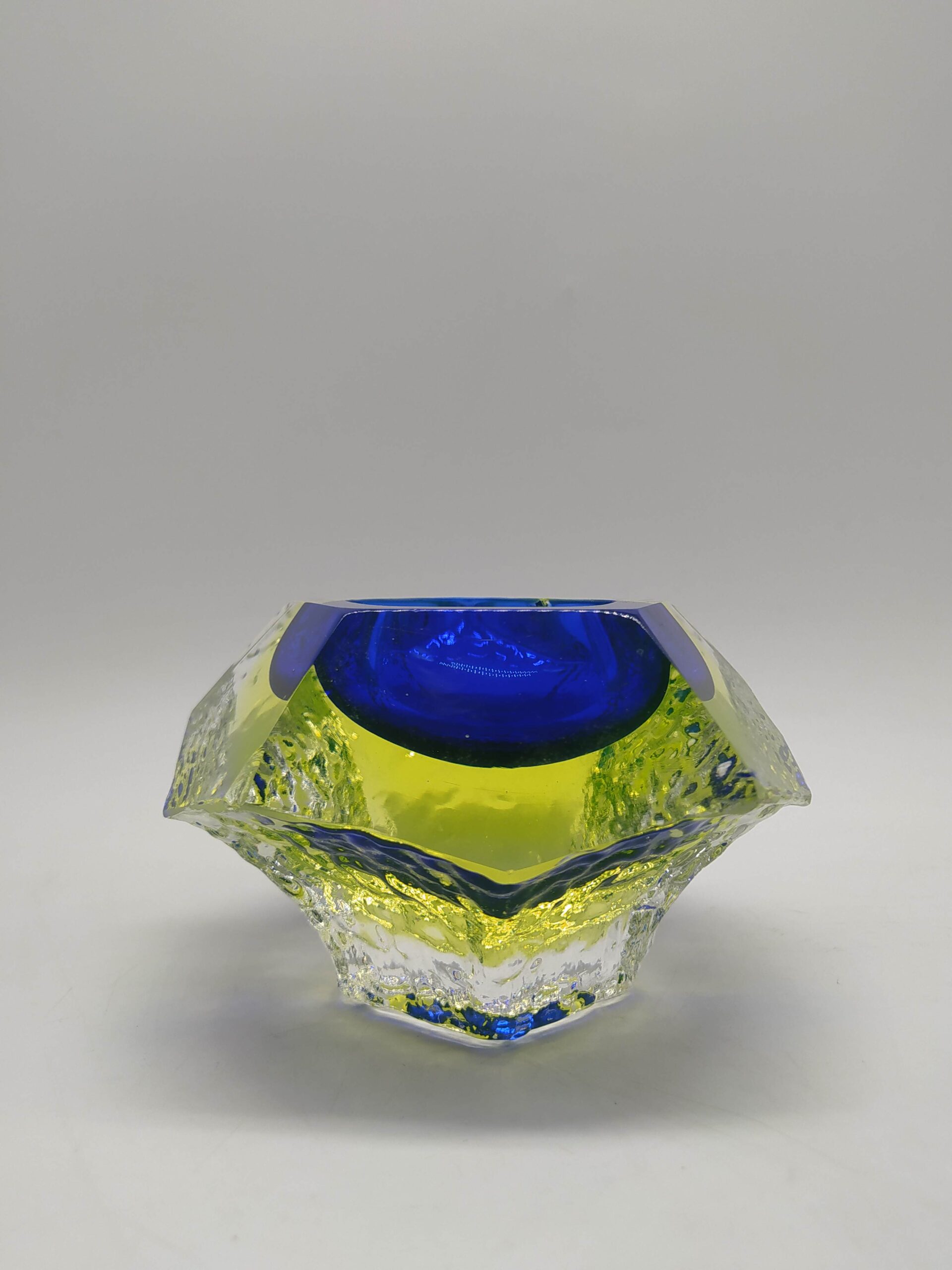 Posacenere blu e giallo