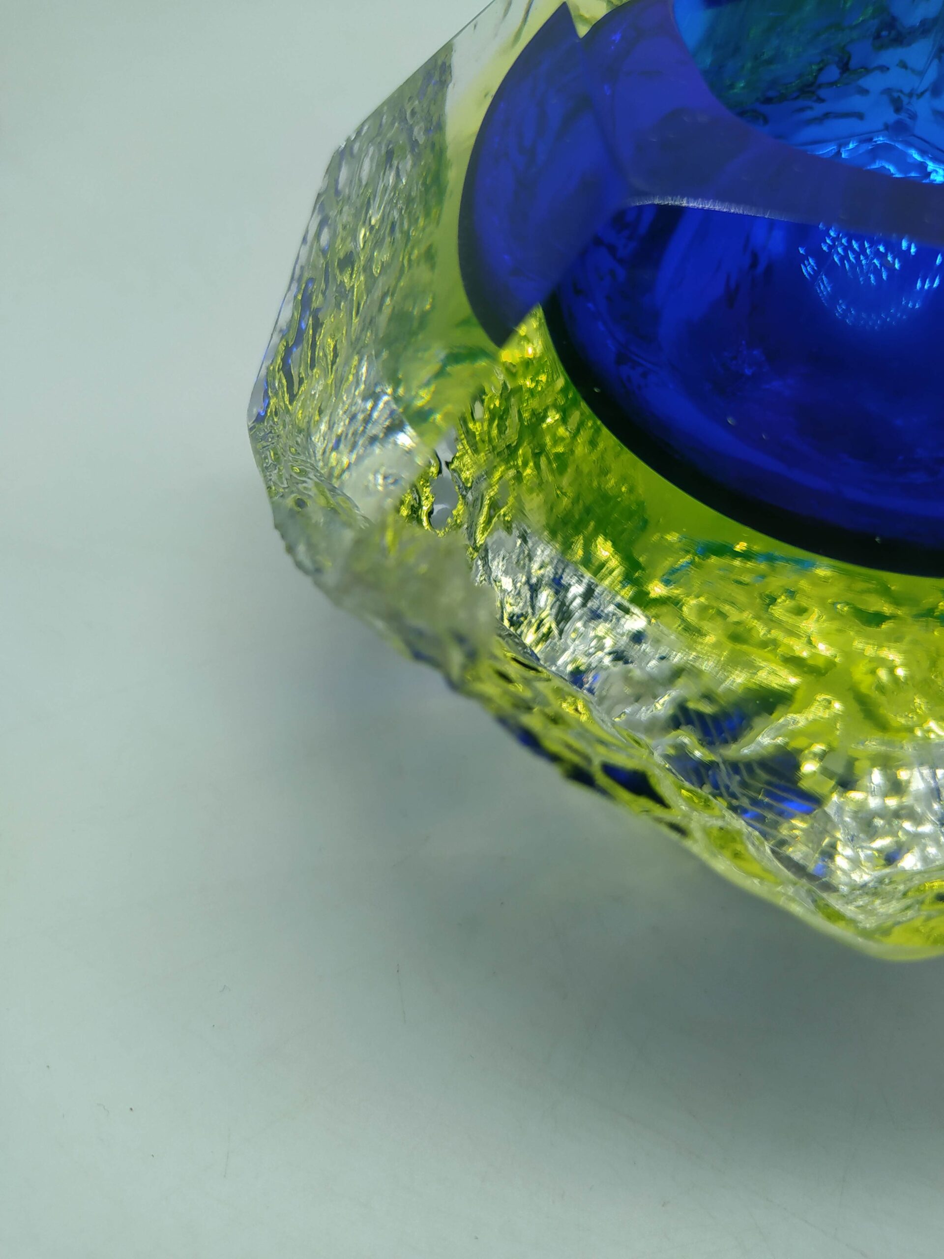 Posacenere blu e giallo